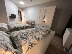 Postel nebo postele na pokoji v ubytování Hotel am Rathaus Adii