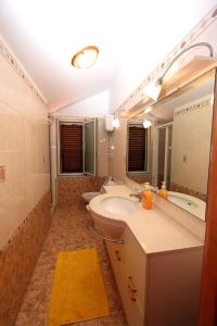 łazienka z 2 umywalkami i 2 toaletami w obiekcie Bed and Breakfast Vibo Mare w mieście Vibo Marina