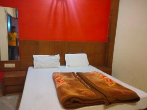 En eller flere senge i et værelse på Hotel Nandi Mahadev By WB Inn