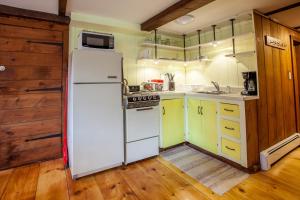 Ett kök eller pentry på Boothbay Lake House