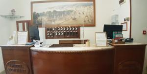 um escritório com uma secretária com um computador em Hotel Eliseo Napoli em Nápoles