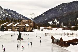 un groupe de personnes faisant du patin à glace sur une piste de ski dans l'établissement Hop Inn At Antlers Gulch, à Keystone