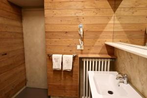 Koupelna v ubytování Hotel Pinzolo-Dolomiti + 25 fotografií