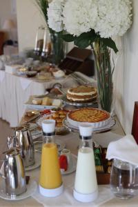 une table avec un buffet de nourriture et de fleurs dans l'établissement Armonia Resort, à Ménites