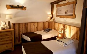 Postel nebo postele na pokoji v ubytování Hôtel Serre Palas