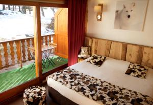 Postel nebo postele na pokoji v ubytování Hôtel Serre Palas