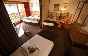 Postel nebo postele na pokoji v ubytování Hôtel Serre Palas
