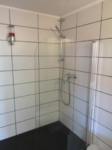 Un baño con ducha con puerta de cristal. en maison Moliere, en Aix-en-Provence