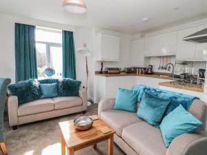 スカーバラにあるManor Heath Apartment 3のリビングルーム(ソファ2台付)、キッチンが備わります。