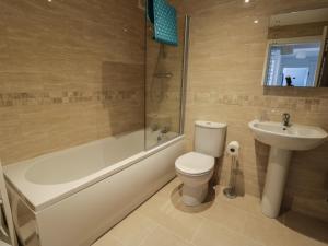 een badkamer met een toilet, een wastafel en een douche bij Manor Heath Apartment 3 in Scarborough +13 foto's