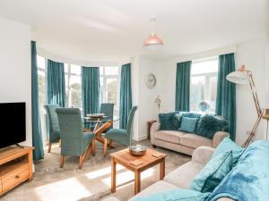 een woonkamer met een bank en een tafel bij Manor Heath Apartment 3 in Scarborough