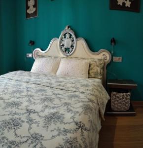 A bed or beds in a room at Alojamiento Apartamento Motril Playa Granada campo golf