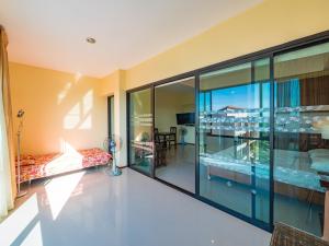 uma vista para uma sala de estar com paredes de vidro em Condo AVANTA Unit А405 em Ban Tai