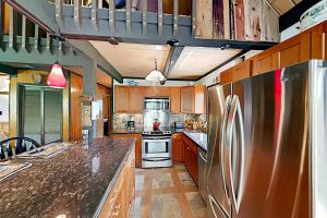 una cocina con electrodomésticos de acero inoxidable y armarios de madera en Quaint Cabin, en Breckenridge