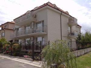 a white house with a fence in front of it at Morska Zvezda Guest House in Chernomorets