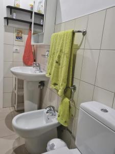 ein kleines Badezimmer mit Waschbecken und Toilette in der Unterkunft Casa Le Papillon in La Laguna + 17 Fotos