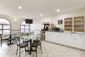 Kjøkken eller kjøkkenkrok på Days Inn by Wyndham Steinbach