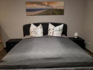 sypialnia z dużym łóżkiem z poduszkami w obiekcie Ferienwohnung Luna w mieście Stralsund