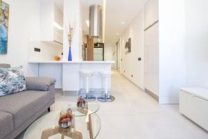 ein Wohnzimmer mit Sofa und Tisch in der Unterkunft Mainstream home with balcony By CanariasGetaway in Guanarteme + 21 Fotos