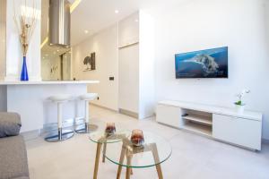 ein Wohnzimmer mit Sofa und Tisch in der Unterkunft Mainstream home with balcony By CanariasGetaway in Guanarteme