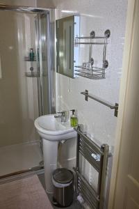 A bathroom at Wortley Cottage Guest House