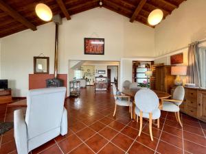 - un salon avec une table et des chaises dans l'établissement Carpe Diem Azores, à Mosteiros