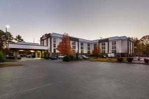 un estacionamiento frente a un gran edificio en Comfort Inn Greenville - Haywood Mall, en Greenville