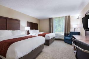 um quarto de hotel com duas camas e uma televisão em Comfort Inn em Kings Mountain