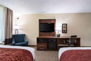 Habitación de hotel con 2 camas y TV de pantalla plana. en Comfort Inn, en Kings Mountain