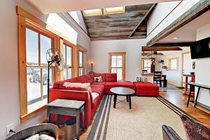 uma sala de estar com um sofá vermelho e uma mesa em Buddy's Barrel House em Boothbay Harbor