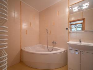 un baño con bañera y lavabo en Willa U Zająców I, en Zakopane