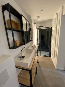 La salle de bains est pourvue de 2 lavabos et d'un miroir. dans l'établissement The Square - vacation rental with outdoor sauna - centre of Antwerp, à Anvers