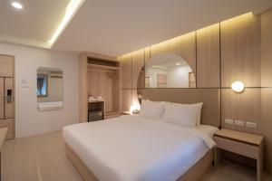 Postel nebo postele na pokoji v ubytování Bedline Hotel - SHA Certified