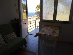 RosalにあるApartamento Peregrinos Por la Costa Camino Portugués As Casetasのテーブル付きの客室で、海の景色を望めます。