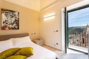 ラグーザにあるVicolo QuattroSeiのベッドルーム1室(ベッド1台、大きな窓付)