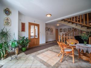 sala de estar con escaleras, mesa y sillas en Willa U Zająców I, en Zakopane 48 fotos más