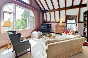 - un salon avec un canapé et une chaise dans l'établissement Southport Island Cottage, 