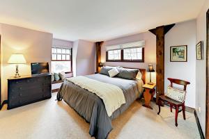 - une chambre avec un grand lit et une télévision dans l'établissement Southport Island Cottage, 