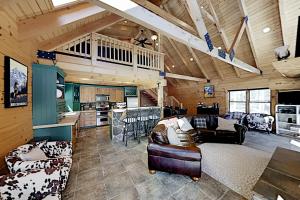 uma grande sala de estar com sofás e uma cozinha em Little Bears Cabin em Breckenridge
