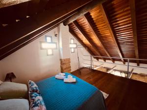 a room with two towels on a blue bed at Casa del torno de las monjas in Úbeda