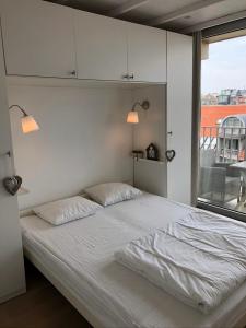 ニーウポールトにあるAmelotteの窓付きの客室の白いベッド1台