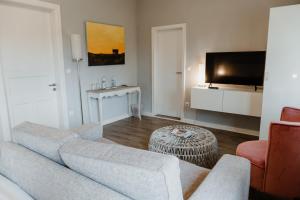 uma sala de estar com um sofá e uma mesa em Hotel 'Das Strandhaus' em Sankt Peter-Ording