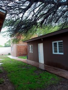 卡塔马卡Departamento Chacabuco的一座带车库的绿色屋顶房子