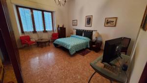 Un dormitorio con una cama y un televisor de pantalla plana. en Sa Cannacca-Guest House, en Olbia 4 fotos más