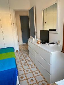 una camera da letto con cassettiera, TV e specchio di Casa Mare Costa Saracena - Castelluccio ad Agnone Bagni