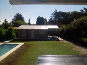 ein Haus mit einem Swimmingpool im Hof in der Unterkunft Tu Casa en Villa General Belgrano Calamuchita Córdoba in Villa General Belgrano