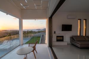 Μια τηλεόραση ή/και κέντρο ψυχαγωγίας στο Agia Pelagia Villas