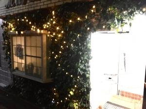 Exit8 Like hostel nedoko في ناغاساكي: نافذة بها أضواء على جانب المبنى