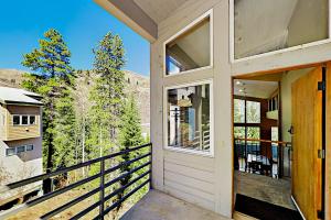 Casa con balcón con vistas en Basingdale Pine, en Vail