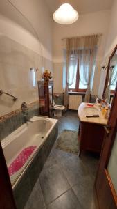 Un baño con bañera, lavabo e inodoro. en Sa Cannacca-Guest House, en Olbia